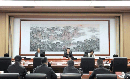 市委理论学习中心组召开学习会